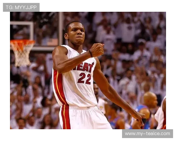 查尔莫斯谈詹姆斯标志性动作三分线外突然冷箭令人印象深刻 查尔莫斯谈詹姆斯标志性动作三分线外突然冷箭令人印象深刻