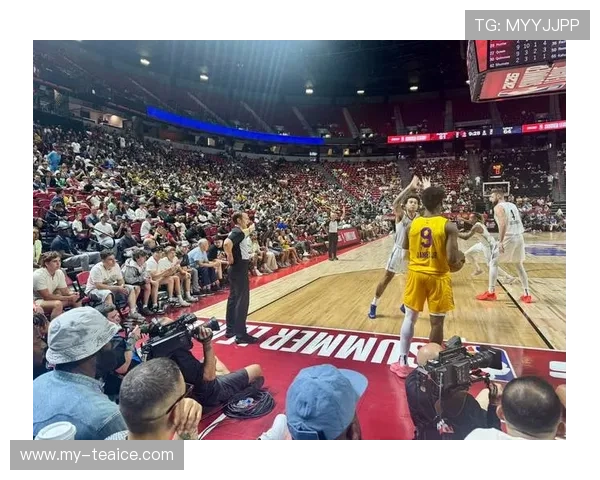 库里提前打卡高效砍下14分三分展示迎战布朗尼篮球技巧 库里提前打卡高效砍下14分三分展示迎战布朗尼篮球技巧